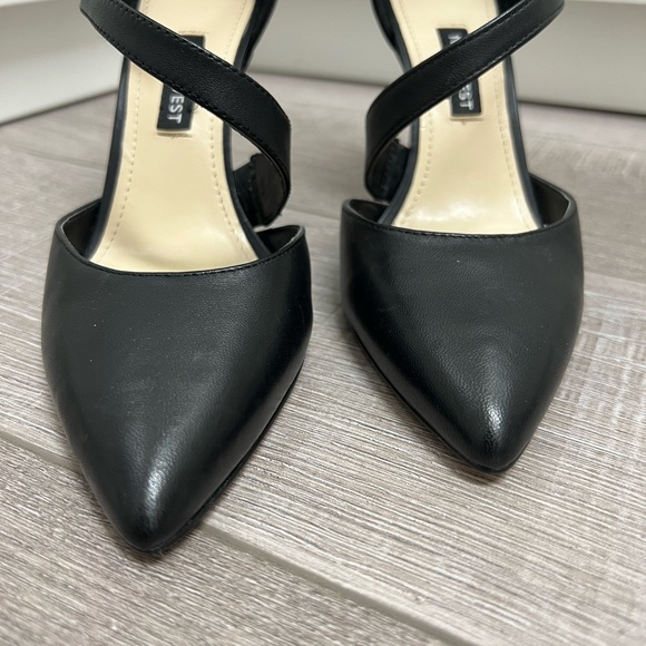 Nine West pointy toe classic pump, black leather upper, US Women Size 5 - Picture 2 of 10